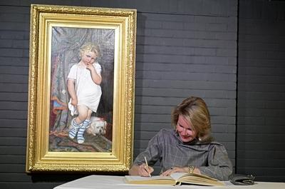 Queen Mathilde Visits Expo Emile Claus-stock-foto