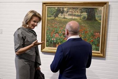 Queen Mathilde Visits Expo Emile Claus-stock-foto