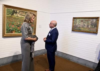 Queen Mathilde Visits Expo Emile Claus-stock-foto