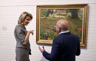 Queen Mathilde Visits Expo Emile Claus-stock-foto