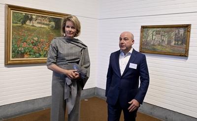 Queen Mathilde Visits Expo Emile Claus-stock-foto