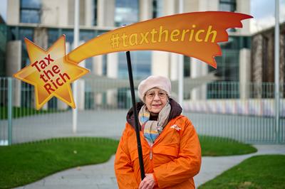 Attac protestiert fuer eine Besteuerung uebergrosser Vermoegen-stock-photo