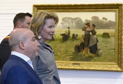Queen Mathilde Visits Expo Emile Claus-stock-foto