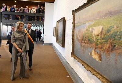 Queen Mathilde Visits Expo Emile Claus-stock-foto