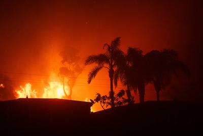 PACIFIC PALISADES, CA - JANUARY 07: Flames from a brush fire pushed by gusting Santa Ana winds approach homes on January-stock-foto