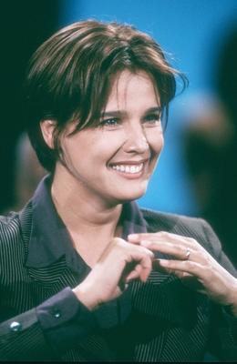 Bildnummer: 56833221  Datum: 01.10.1996  Copyright: imago/teutopressDesiree Nosbusch (TV-Moderatorin) 10/96 her Frau TV Schauspiel Moderation Fernsehen dunkelhaarig kurzhaarig seri?s Blazer schwarz gestreift sitzend l?chelnd Portrait hoch H?nde People H xcb x0x 1996 hoch  56833221 Date 01 10 1996 Copyright Imago  Desiree Nosbusch TV Presenter 10 96 her Woman TV Acting Moderation Television dark haired short seriously Blazer Black striated seated smiling Portrait vertical Hands Celebrities H  x0x 1996 vertical-stock-foto