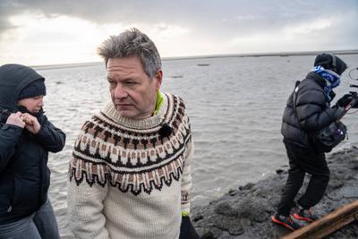 Besuch Beltringharder Koog - Wahlkampftermin an der Nordsee - Robert Habeck, Bundeswirtschaftsminister und Kanzlerkandidat, auf einem Damm der Schmalspurbahn zu den Hallifgen-stock-foto