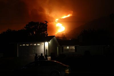 ALTADENA, CA - JANUARY 07: A wind-driven fire burns in the Eaton Canyon area on January 7, 2025 in Altadena, California.-stock-foto