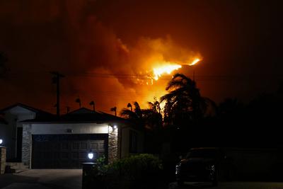 ALTADENA, CA - JANUARY 07: A wind-driven fire burns in the Eaton Canyon area on January 7, 2025 in Altadena, California.-stock-foto
