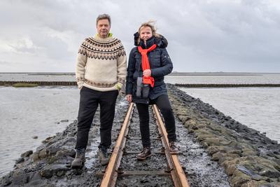 Besuch Beltringharder Koog - Wahlkampftermin an der Nordsee - Robert Habeck, Bundeswirtschaftsminister und Kanzlerkandidat, auf einem Damm der Schmalspurbahn zu den Hallifgen - mit Bundesumweltministerin Steffi Lemke-stock-foto