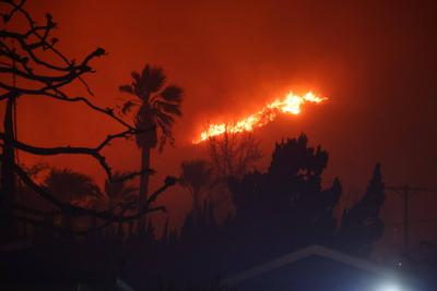ALTADENA, CA - JANUARY 07: A wind-driven fire burns in the Eaton Canyon area on January 7, 2025 in Altadena, California.-stock-foto