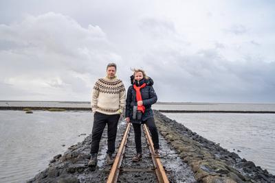 Besuch Beltringharder Koog - Wahlkampftermin an der Nordsee - Robert Habeck, Bundeswirtschaftsminister und Kanzlerkandidat, auf einem Damm der Schmalspurbahn zu den Hallifgen - mit Bundesumweltministerin Steffi Lemke-stock-foto
