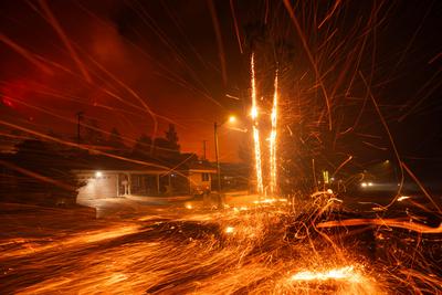 LOS ANGELES, CA - JANUARY 07: A wind-driven fire burns on January 7, 2025 in Los Angeles, California. Santa Ana wind is-stock-foto