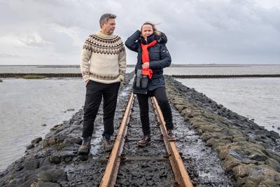 Besuch Beltringharder Koog - Wahlkampftermin an der Nordsee - Robert Habeck, Bundeswirtschaftsminister und Kanzlerkandidat, auf einem Damm der Schmalspurbahn zu den Hallifgen - mit Bundesumweltministerin Steffi Lemke-stock-foto