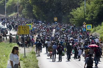 refugees and migrants on foot to the West Budapest Hungary UNGARN 04 09 2015 Budapest XI Bezi-stock-photo