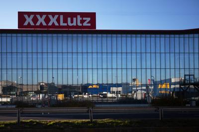 AUSTRIA - ECONOMY - IKEA - XXXLUTZ Filiale der Einrichtungshauskette Ikea spiegelt sich in der Fasade des M?bel H?ndler-stock-foto