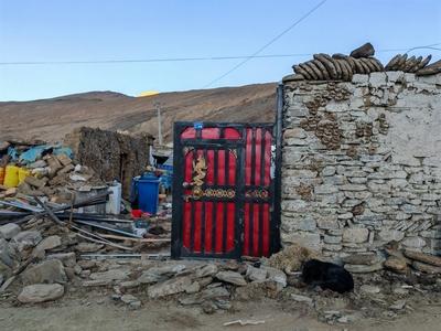 XIGAZE, CHINA - JANUARY 08: A building is damaged after a 6.8-magnitude earthquake on January 8, 2025 in Dingri County,-stock-foto