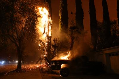 ALTADENA, CA - JANUARY 07: A wind-driven fire burns in the Eaton Canyon area on January 7, 2025 in Altadena, California.-stock-foto