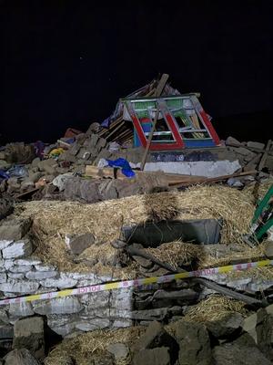 XIGAZE, CHINA - JANUARY 08: A building is damaged after a 6.8-magnitude earthquake on January 8, 2025 in Dingri County,-stock-foto