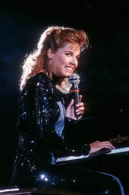 Bildnummer: 56673254  Datum: 01.09.1987  Copyright: imago/teutopressDesiree Nosbusch (TV-Moderatorin) 09/87 rag Desiree Nosbusch im September 1987 bei einer Aids-Gala in M?nchen Luxemburg luxemburgische Frau Moderation Schauspiel Schauspielerin Auftritt B?hne live Luxembourgian female host presenter actress festlich seri?s Kleid hoch halb sitzend Klavier Piano Fl?gel spielend l?chelnd Halbprofil People x0x xsk 1987 hoch Aufmacher 56673254 Date 01 09 1987 Copyright Imago  Desiree Nosbusch TV Presenter 09 87 RAG Desiree Nosbusch in September 1987 at a AIDS Gala in Munich Luxembourg Luxembourg Woman Moderation Acting Actress Appearance Stage Live Luxembourgian Female Host Presenter actress festive seriously Dress vertical half seated Piano Piano Wing a playful way smiling Half profile Celebrities x0x xSK 1987 vertical Highlight-stock-foto