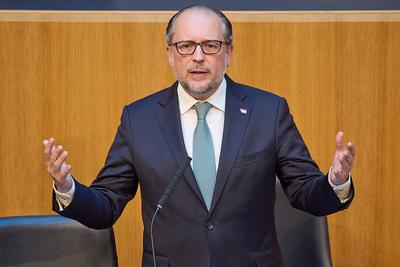  Wien 17.04.2024 - ?sterreichisches Parlament Nationalrat Sitzung - Der Nationalrat trat heute im Hohen Haus zu einer r-stock-photo