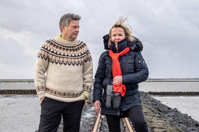 Besuch Beltringharder Koog - Wahlkampftermin an der Nordsee - Robert Habeck, Bundeswirtschaftsminister und Kanzlerkandidat, auf einem Damm der Schmalspurbahn zu den Hallifgen - mit Bundesumweltministerin Steffi Lemke-stock-foto