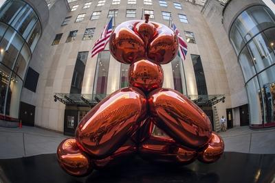 Jeff Koons and Gagosian Gallery sued over non delivery of Koons sculptures The sculpture Balloon Mon-stock-photo