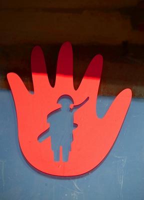 Rote Hand mit Kindersoldaten-Symbol in einem Fenster des WBM-Geb?udes (Wohnungsbausgesellschaft Mitte) in Berlin-Mitte-stock-foto