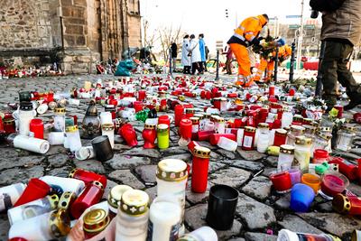 Pflege des Gedenkortes, das Aufr?umen an der Johanniskirche hat am Dienstag begonnen. Vor der Magdeburger Johanniskirche-stock-photo