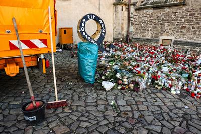 Pflege des Gedenkortes, das Aufr?umen an der Johanniskirche hat am Dienstag begonnen. Vor der Magdeburger Johanniskirche-stock-photo