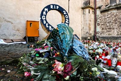 Pflege des Gedenkortes, das Aufr?umen an der Johanniskirche hat am Dienstag begonnen. Vor der Magdeburger Johanniskirche-stock-photo