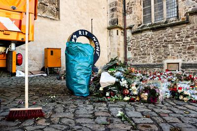 Pflege des Gedenkortes, das Aufr?umen an der Johanniskirche hat am Dienstag begonnen. Vor der Magdeburger Johanniskirche-stock-foto