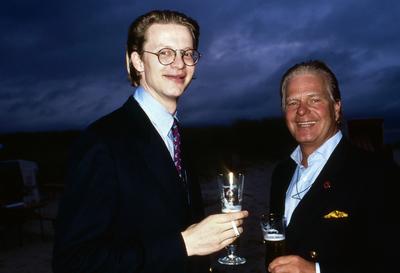 Axel Sven Springer, aka Aggi, Enkel des Verlegers Axel C?sar Springer, mit Manager Victor Erdmann, circa 1992. Copyright-stock-foto