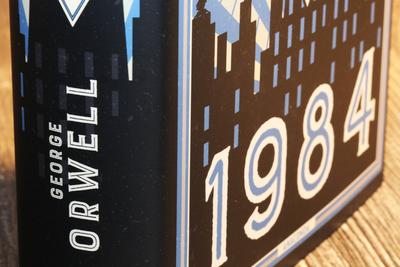 Nahaufnahme vom Roman 1984 von George Orwell *** Close-up of the novel 1984 by George Orwell Copyright: xx-stock-foto