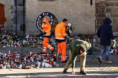 Pflege des Gedenkortes, das Aufr?umen an der Johanniskirche hat am Dienstag begonnen. Vor der Magdeburger Johanniskirche-stock-foto