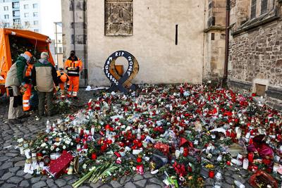 Pflege des Gedenkortes, das Aufr?umen an der Johanniskirche hat am Dienstag begonnen. Vor der Magdeburger Johanniskirche-stock-foto