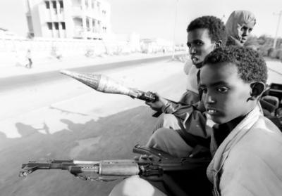 SOM , SOMALIA : Kindersoldaten fahren mit einem Lieferwagen durch Mogadischu SOM , SOMALIA : Child soldiers are riding-stock-foto