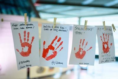 Berlin, Red Hand Day Aktion im Bundestag Deutschland, Berlin - 11.02.2020: Im Bild sind rote H?nde auf Bl?ttern mit Spr-stock-photo