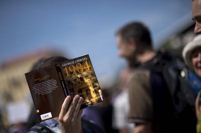 Demonstration netzpolitik.org DEU, Deutschland, Germany, Berlin, 01.08.2015 Protestler mit Buch George Orwell 1984 auf d-stock-foto