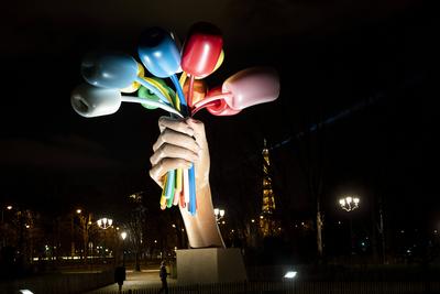 Bouquet de Tulipes de Jeff Koons NEWS : Soiree de la Saint Sylvestre a Paris sous le regime du Couvre Feu - 31/12/2020-stock-photo