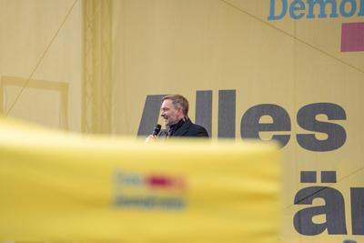 Christian Lindner, FDP-Parteivorsitzender und ehemaliger Bundesfinanzminister, w?hrend der Wahlkampfveranstaltung auf dem Luisenplatz in Potsdam-stock-foto