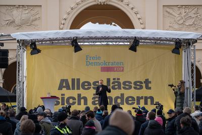 Christian Lindner, FDP-Parteivorsitzender und ehemaliger Bundesfinanzminister, w?hrend der Wahlkampfveranstaltung auf dem Luisenplatz in Potsdam-stock-foto