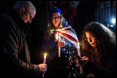 . 31/01/2020. London, United Kingdom. Brexit Day. Remainers hold a candlelit vigil outside the European Commission offi-stock-foto