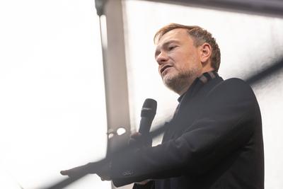 Christian Lindner, FDP-Parteivorsitzender und ehemaliger Bundesfinanzminister, w?hrend der Wahlkampfveranstaltung auf dem Luisenplatz in Potsdam-stock-foto