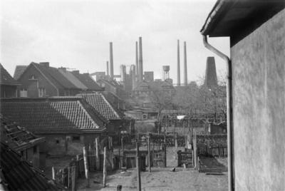 Germany Deutschland ca 1950 Ruhrgebiet Schreberg?rten vor der Stadt Zeche im Hintergrund Nor-stock-photo