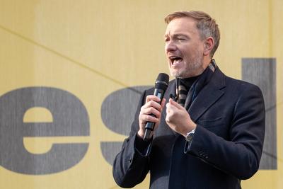 Christian Lindner, FDP-Parteivorsitzender und ehemaliger Bundesfinanzminister, w?hrend der Wahlkampfveranstaltung auf dem Luisenplatz in Potsdam-stock-foto