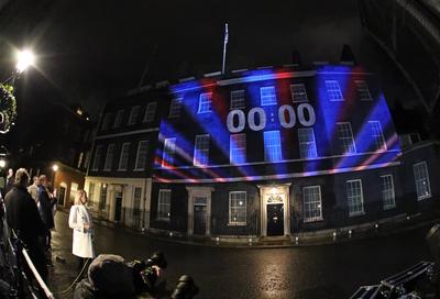 BBC Political editor Laura Kuenssberg watches as the clock counted down to 00:00 as it was projected onto Number 10 Dow-stock-foto