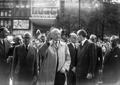 ANCESTOR : Conférence de Bruxelles sur la CED 1954 - Six Ministres des Affaires étrangères concernant l interprétation e-stock-foto