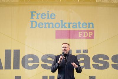 Christian Lindner, FDP-Parteivorsitzender und ehemaliger Bundesfinanzminister, w?hrend der Wahlkampfveranstaltung auf dem Luisenplatz in Potsdam-stock-foto