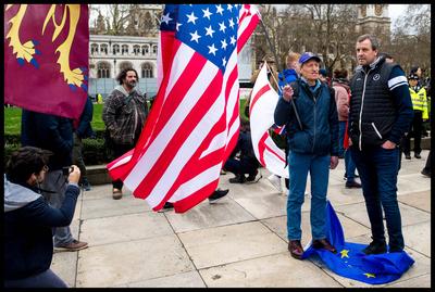 . 31/01/2020. London, United Kingdom. Brexit Day. Two activists stand on an EU flag as protesters gather in Parliament-stock-foto